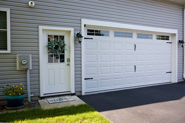 24/7 Emergency Garage Door Panel Replacement experts in Colchester, IL